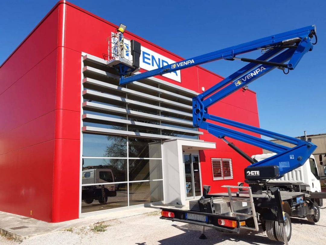 Installazione di insegne e cartellonistica con piattaforma aerea